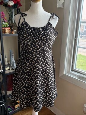 Black Floral Tie-Shoulder Sundress with Cream Daisy Print